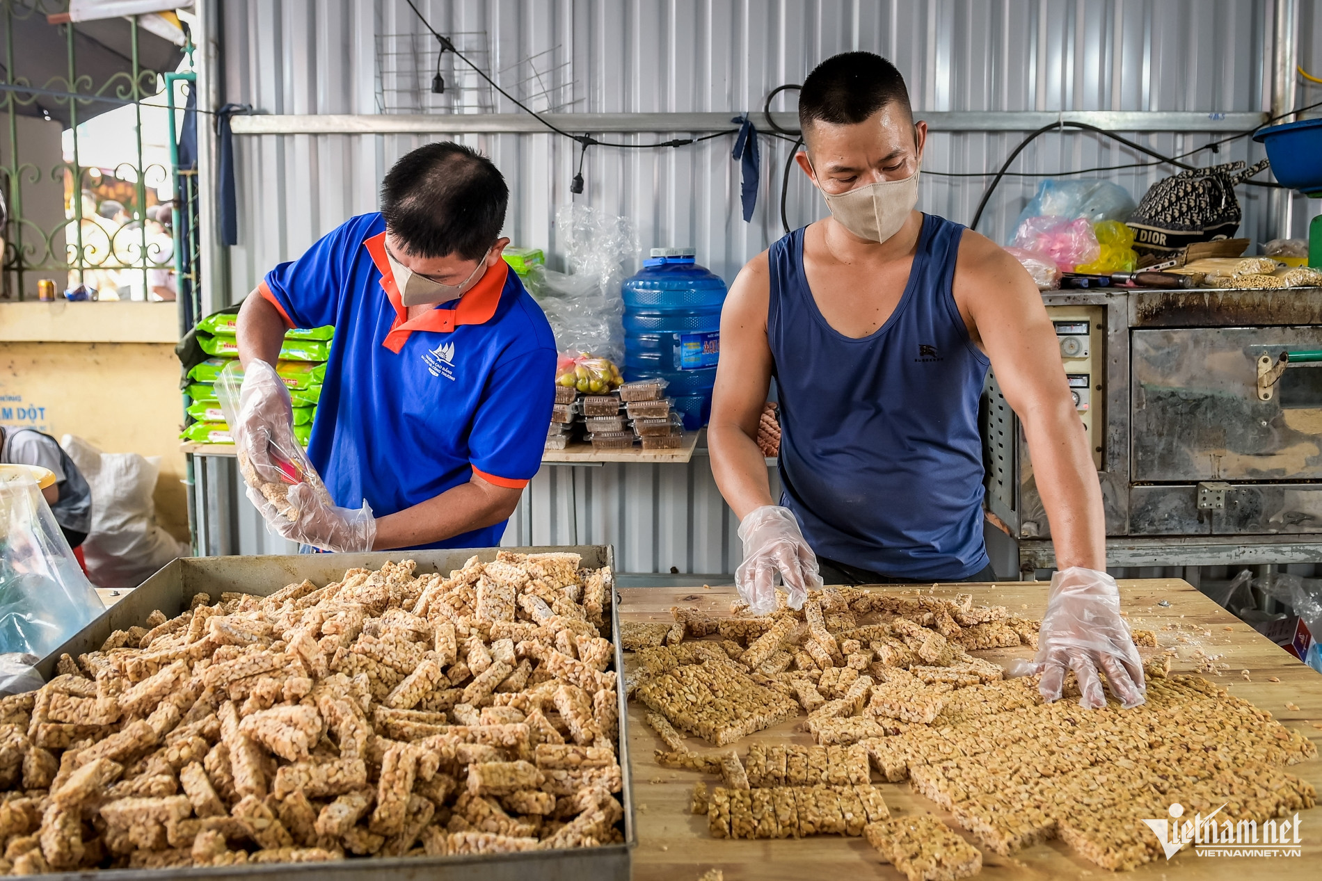 Món amp;#34;đỏamp;#34; đầu năm hút khách tại chợ Viềng Ninh Bình, chưa kịp mua đã amp;#34;cháy hàngamp;#34; - 7