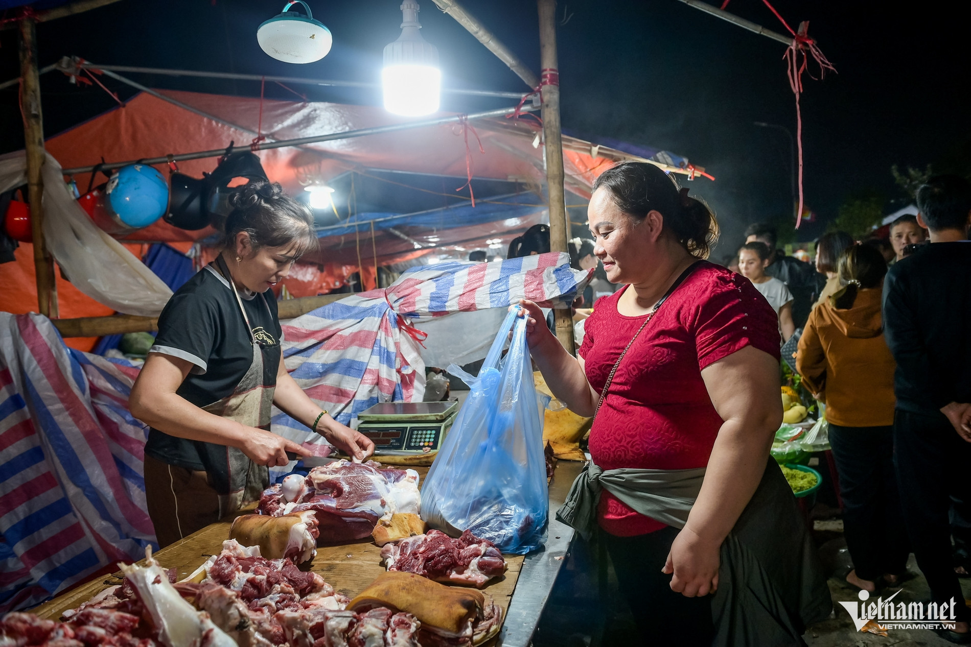 Món amp;#34;đỏamp;#34; đầu năm hút khách tại chợ Viềng Ninh Bình, chưa kịp mua đã amp;#34;cháy hàngamp;#34; - 5
