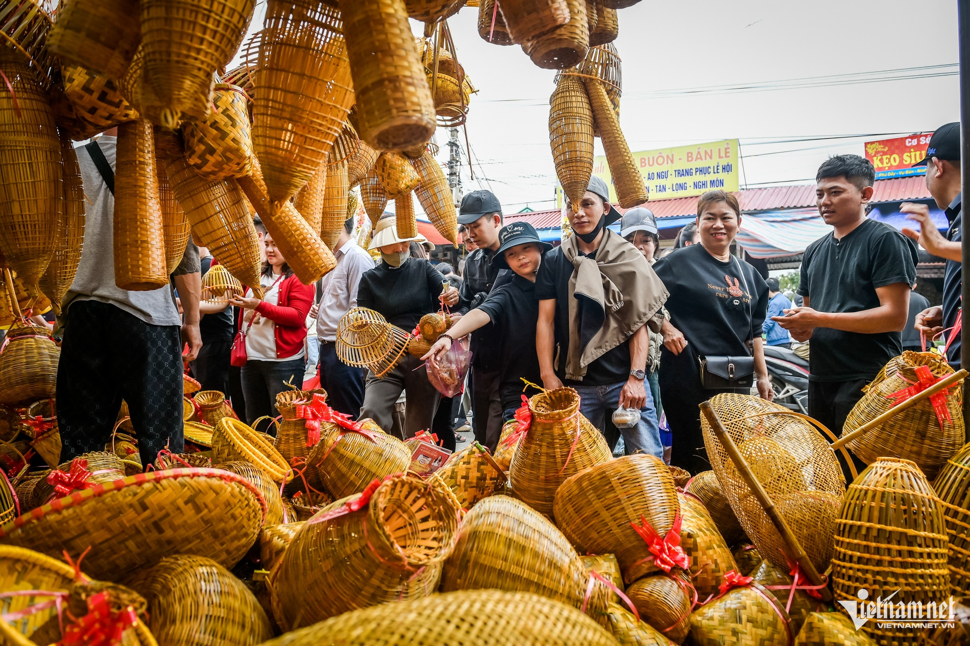 Món amp;#34;đỏamp;#34; đầu năm hút khách tại chợ Viềng Ninh Bình, chưa kịp mua đã amp;#34;cháy hàngamp;#34; - 10