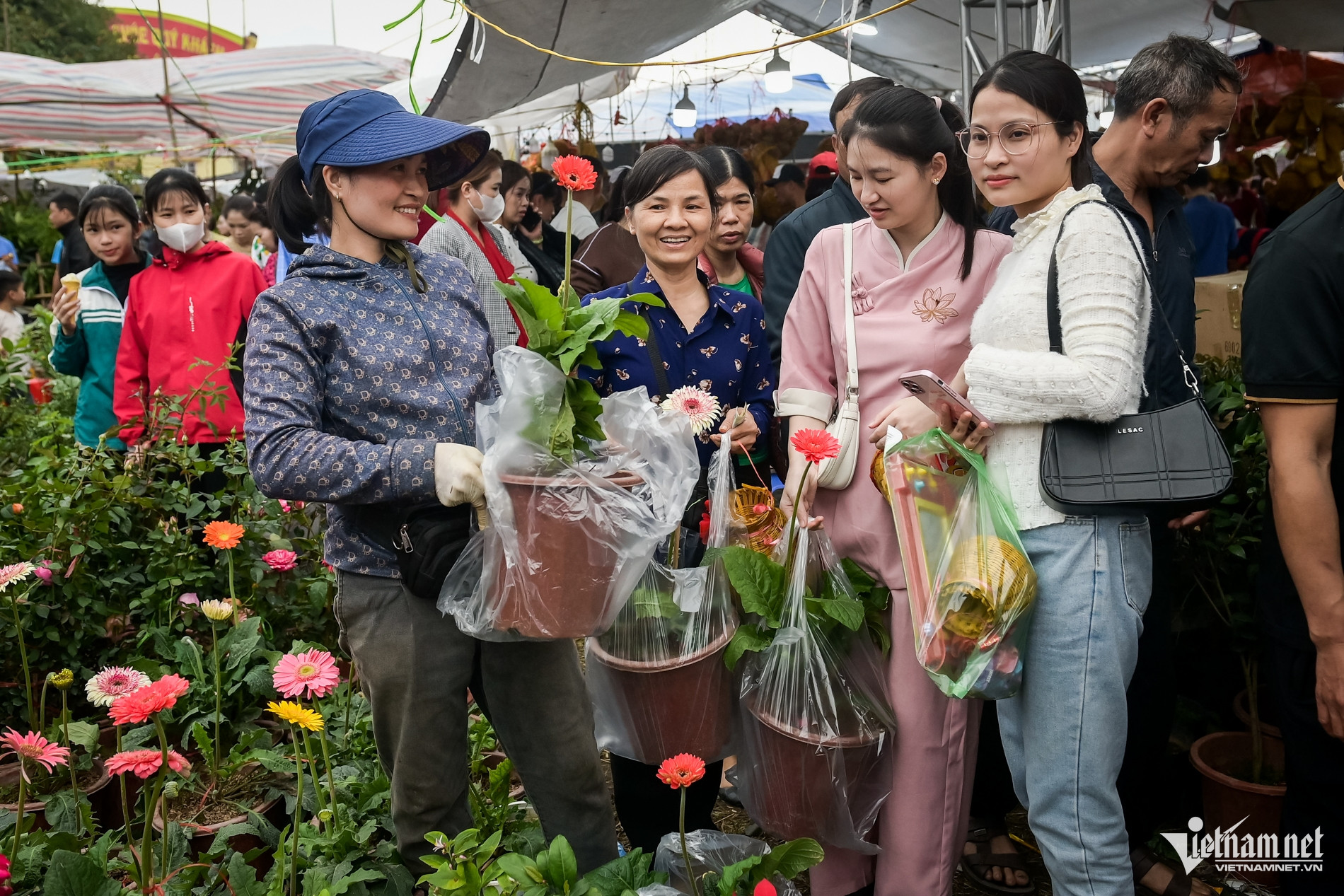 Món amp;#34;đỏamp;#34; đầu năm hút khách tại chợ Viềng Ninh Bình, chưa kịp mua đã amp;#34;cháy hàngamp;#34; - 11