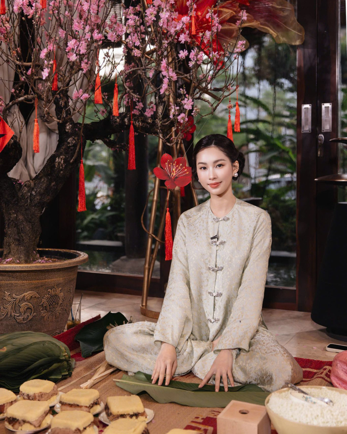 Đặng Thu Thảo chọn thiết kế tơ tằm tông xám ánh nhũ sang trọng, tạo điểm nhấn bằng những chi tiết khuy đính đá.