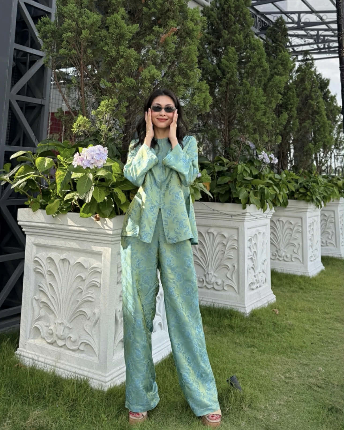 Ngọc nữ màn ảnh diện thiết kế tông xanh ngọc lam, phối cùng mắt kính retro theo phong cách cổ điển mà cô ưa chuộng.