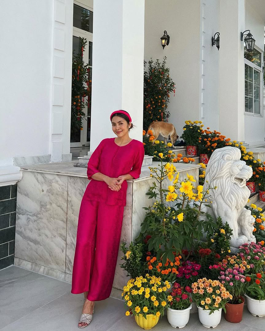Kiểu trang phục thoải mái, tiện dụng, tạo phong cách truyền thống mà vẫn hiện đại được con dâu của vua hàng hiệu Johnathan Hạnh Nguyễn yêu thích.