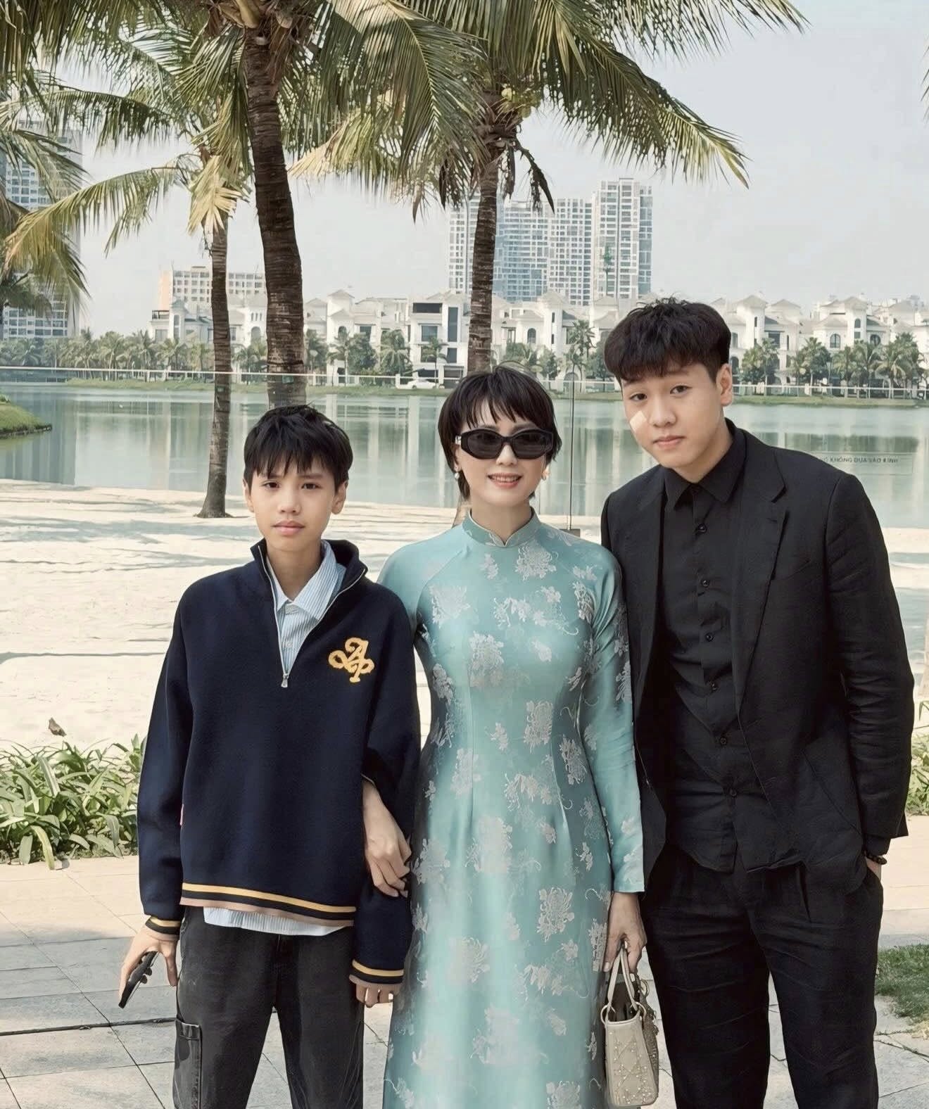 Chung khung hình cùng 2 quý tử, mẹ Doãn Hải My khoe sự trẻ trung. Hai em trai của Doãn Hải My cũng gây chú ý với chiều cao nổi bật và phong thái chững chạc. Dễ thấy gia đình người đẹp Hà thành sở hữu nền tảng ngoại hình đồng đều, từ vóc dáng đến thần thái.