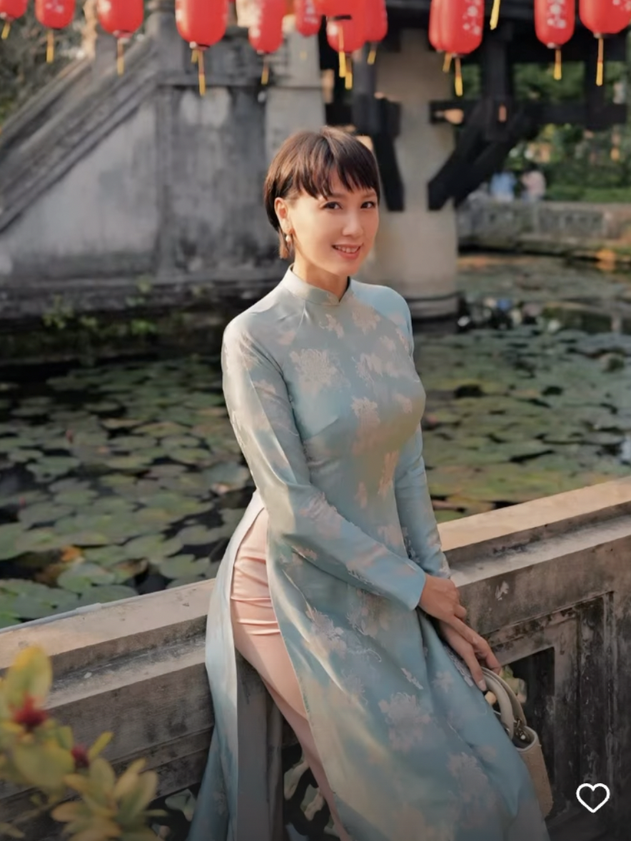 Vẻ ngoài thanh lịch, nhẹ nhàng nhưng vẫn rất nổi bật khiến bà Mai Đoàn trở thành tâm điểm của loạt ảnh.