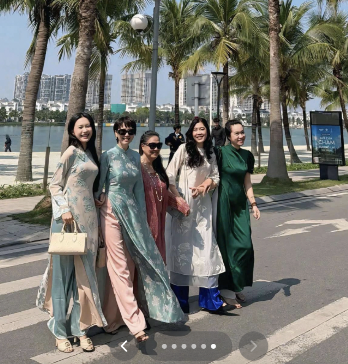 Bà Mai Đoàn xuất hiện trong tà áo dài xanh ngọc dịu dàng, mái tóc ngắn thương hiệu và gương mặt gần như không thấy dấu hiệu tuổi tác. Lâu nay vẫn có nhiều bình luận cho rằng Top 10 Hoa hậu Việt Nam 2020 - Doãn Hải My thừa hưởng trọn vẹn nét đẹp từ mẹ.