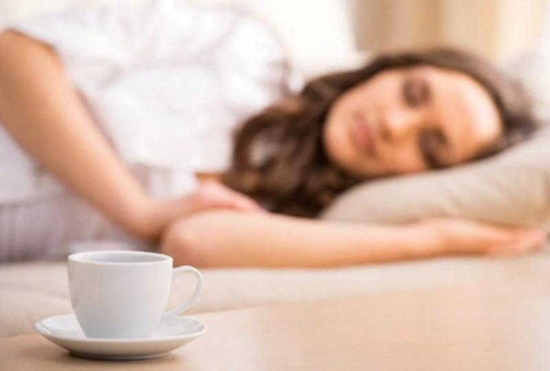 Tr&aacute;nh d&ugrave;ng caffeine sau 14&ndash;15 giờ nếu c&oacute; rối loạn giấc ngủ.