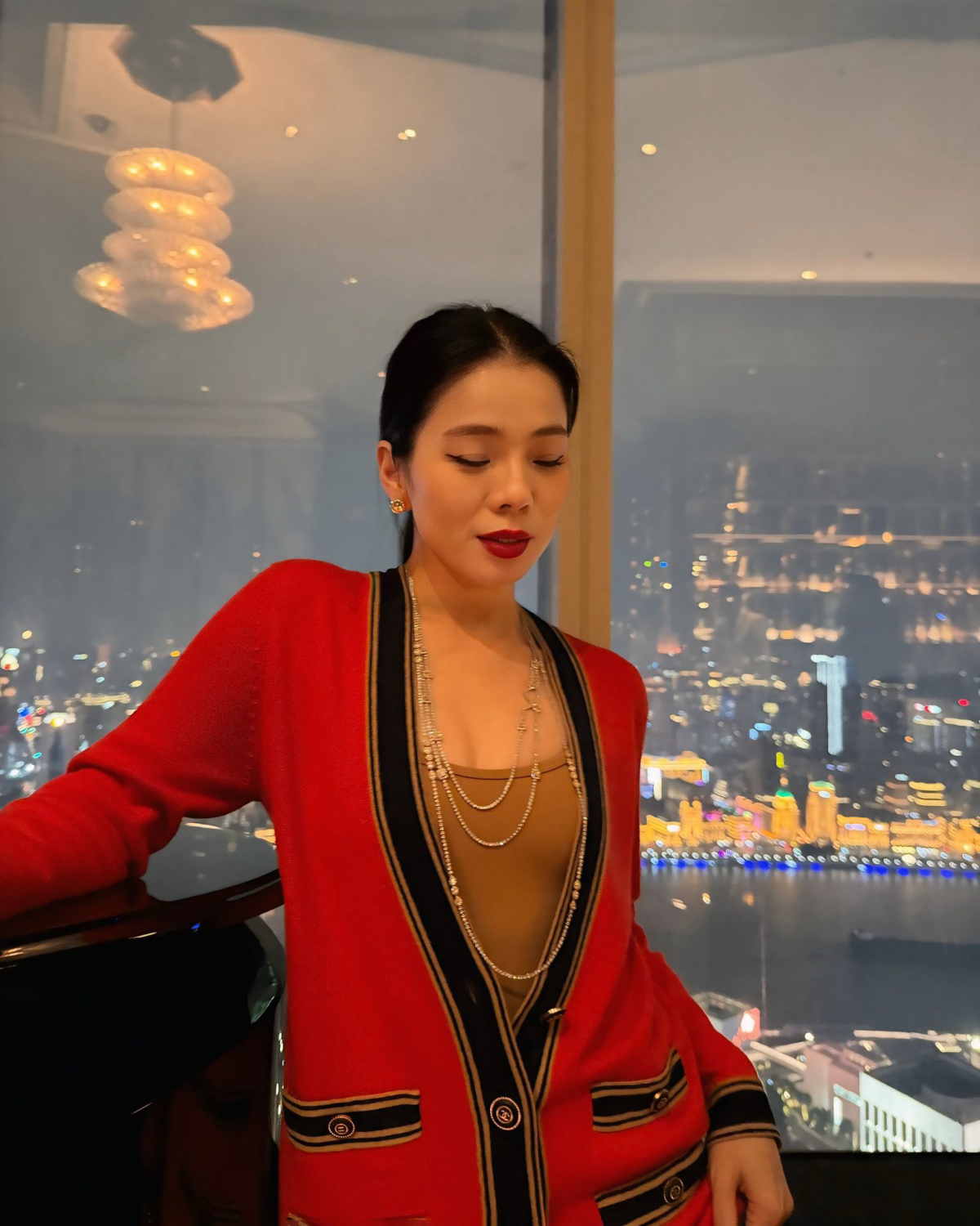 Lệ Quyên kết hợp chiếc áo xa xỉ cùng vòng cổ chuỗi đính kim cương, tạo tổng thể sang trọng.