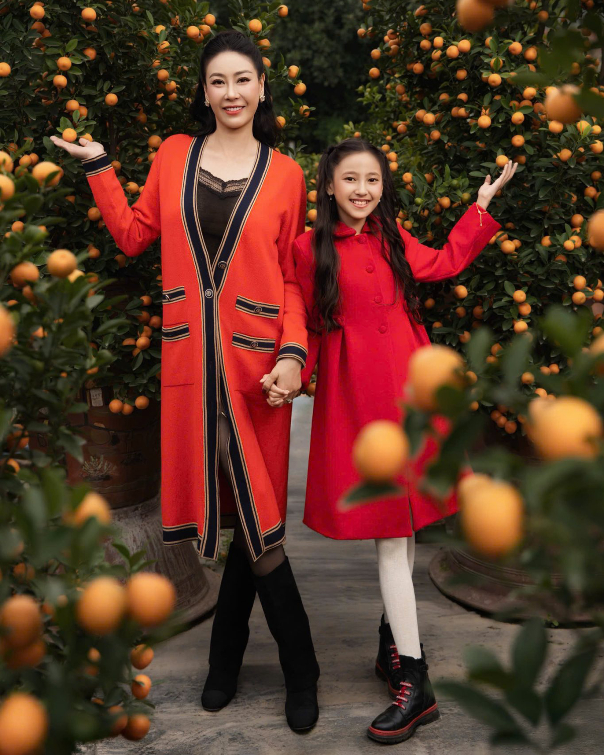 Mẫu áo dáng dài cũng được Hà Kiều Anh chọn mặc khi đi chơi cùng con gái.