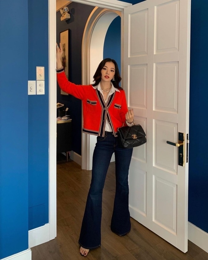 7 năm trước, Chi Pu cũng sử dụng mẫu áo phiên bản dáng ngắn. Cô mix sơ mi và quần jeans ống loe phong cách tối giản.