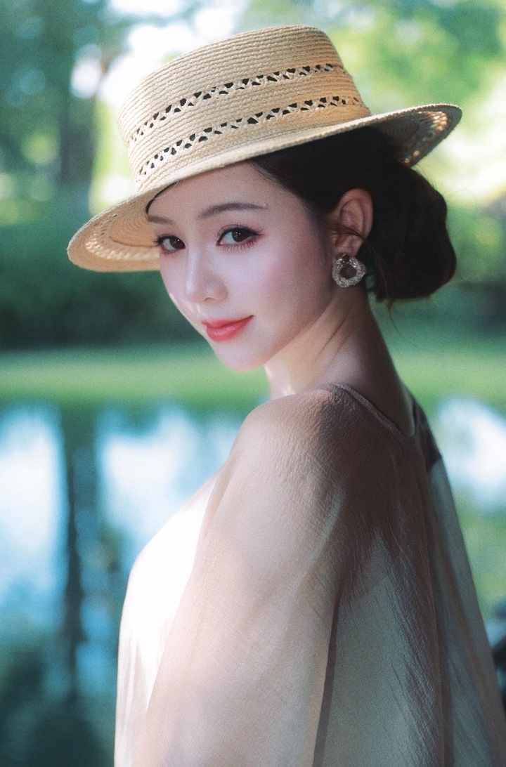 Về đời tư, nữ diễn viên khá kín tiếng và hạn chế chia sẻ về chuyện tình cảm với truyền thông. Vài năm trở lại đây, cô vướng tin đồn phim giả tình thật với diễn viên B Trần, song cả hai lên tiếng phủ nhận, nói rằng chỉ là mối quan hệ bạn bè thân thiết.