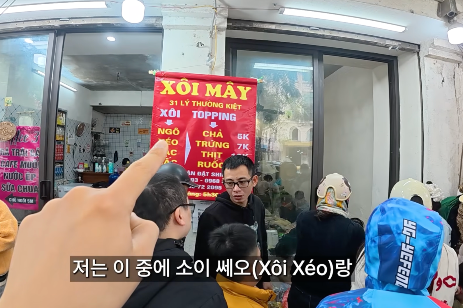 Khi Ryu tới, hàng chục người đã xếp hàng chờ mua xôi