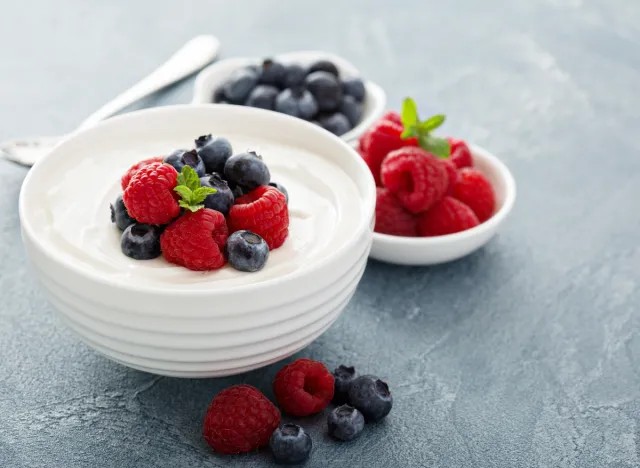 Sữa chua Hy Lạp chứa h&agrave;m lượng protein gấp đ&ocirc;i so với sữa chua th&ocirc;ng thường, gi&uacute;p duy tr&igrave; khối lượng cơ bắp v&agrave; tăng cường cảm gi&aacute;c no l&acirc;u.