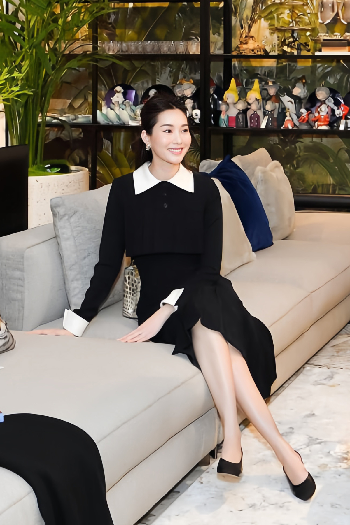 Tham dự một sự kiện, Đặng Thu Thảo chọn phong cách thanh lịch với đầm đen pha cổ trắng và giày cao gót đồng điệu. Lấp ló phía sau cô là tác phẩm Hermes Birkin da cá sấu bạch tạng xa xỉ.