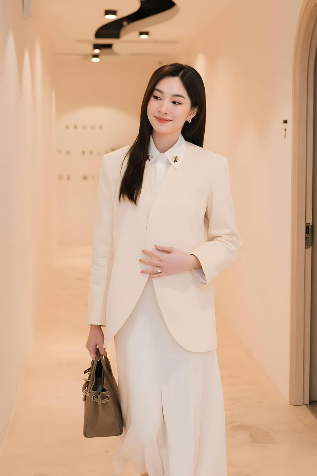 Có giá hơn nửa tỷ đồng mỗi chiếc, Hermes Birkin thường được bà mẹ ba con chọn các gam trung tính, dễ phối đồ, kích thước vừa phải để tiện sử dụng trong nhiều bối cảnh.