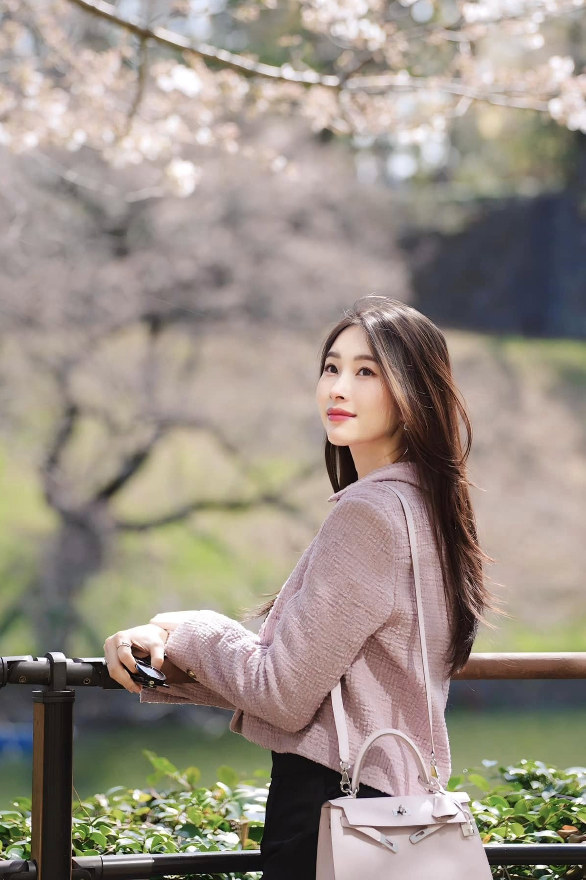 Hermes Kelly cũng thường xuyên theo chân Đặng Thu Thảo trong các chuyến du lịch, dạo phố hay dự tiệc trà, sự kiện.