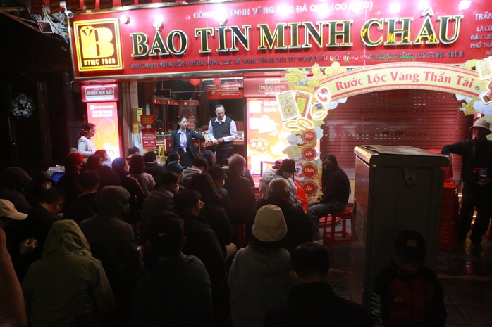 Khách hàng nửa đêm đi mua vàng