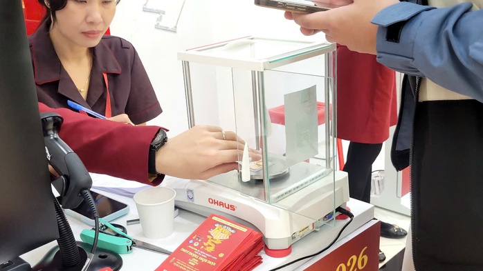 Nhiều năm giữ thói quen mua vàng vía Thần Tài, cụ bà gần 80 tuổi than giá vàng cao quá - 2