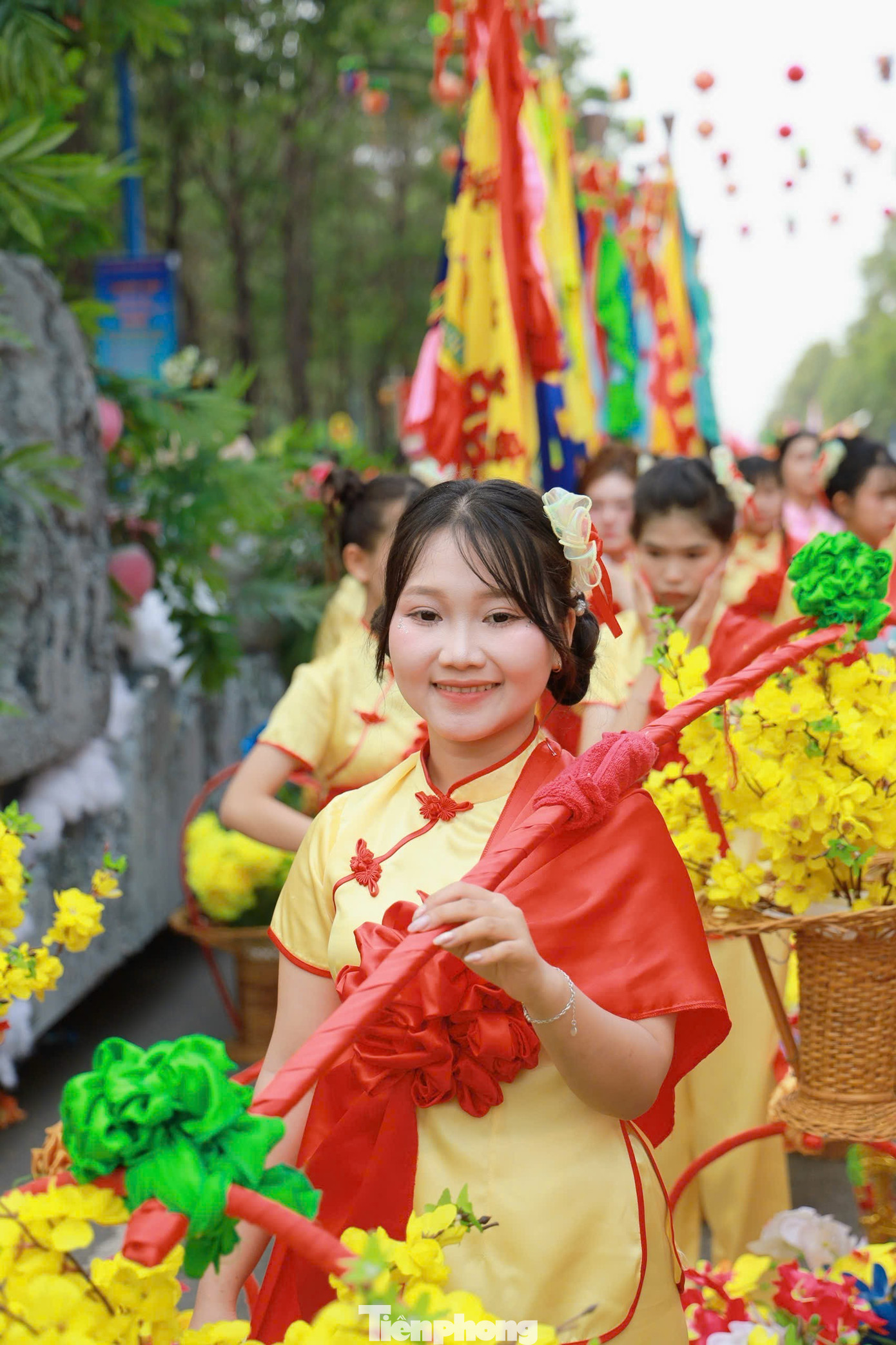 Các bé gái tham gia nghi lễ rước kiệu Bà.