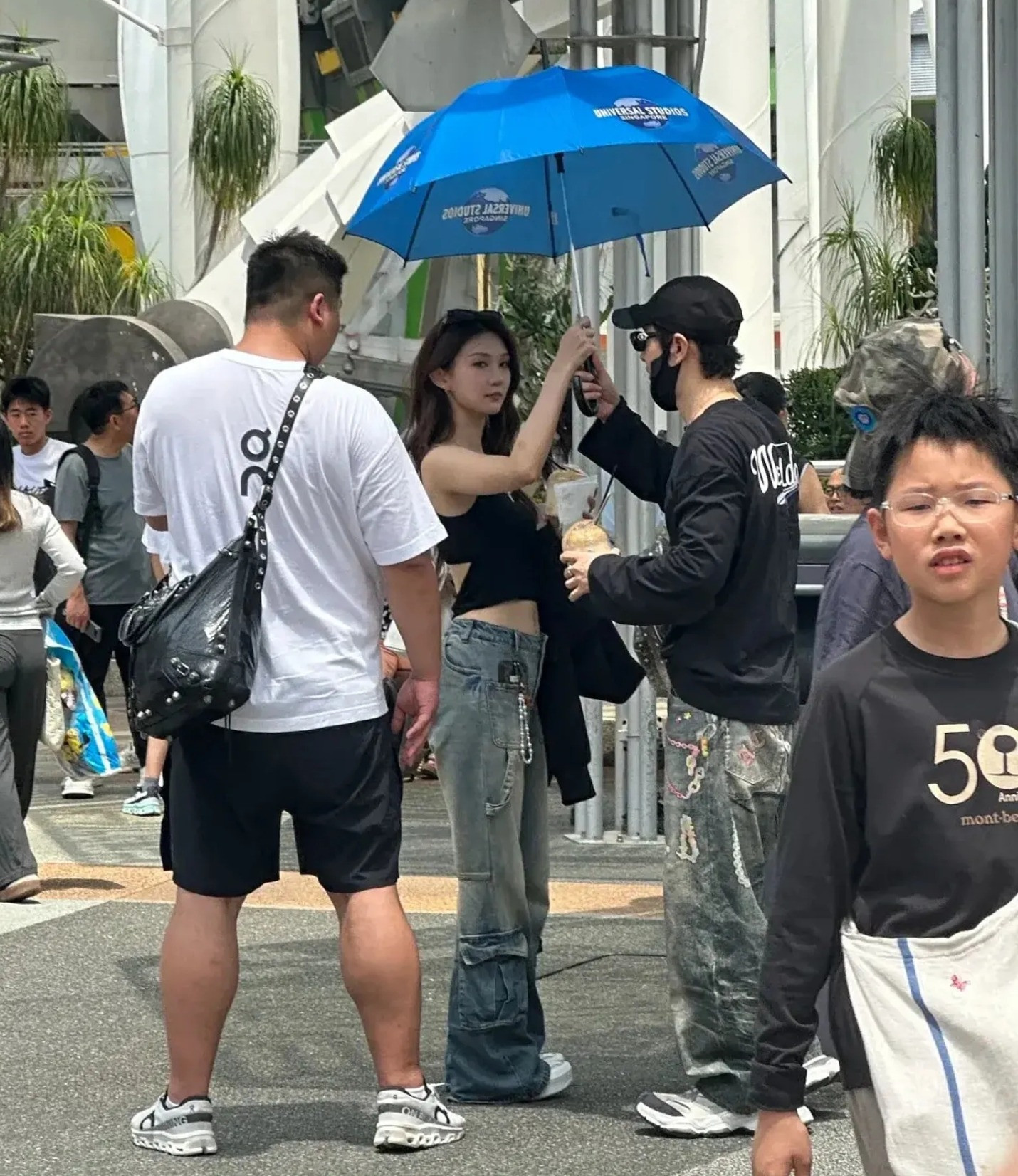 Huỳnh Hiểu Minh bị bắt gặp xuất hiện cùng cô gái lạ ở Singapore.