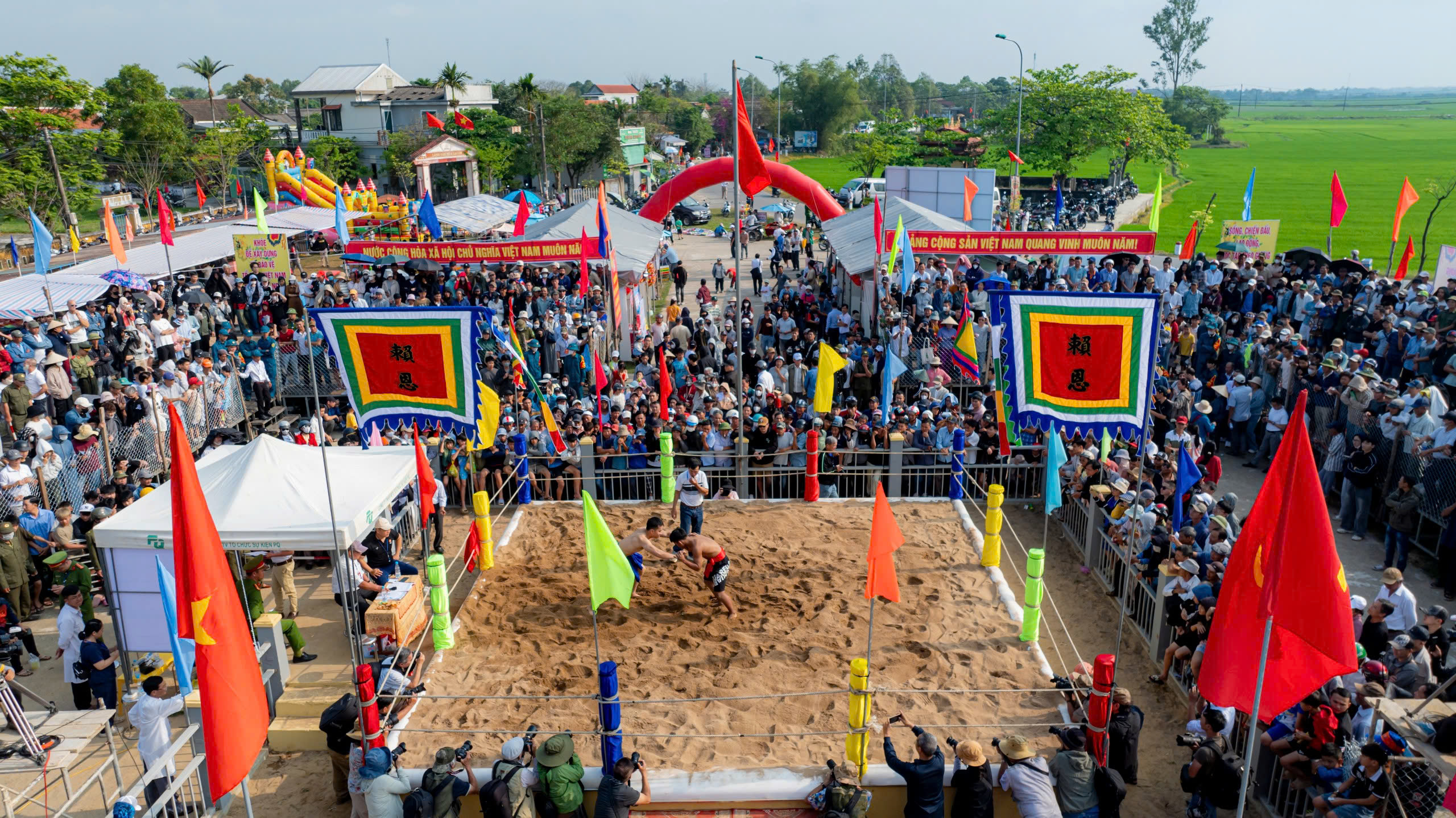 Theo tục lệ hàng năm, cứ vào ngày mùng mười tháng Giêng, hội vật làng Sình được tổ chức, trở thành điểm hẹn văn hóa truyền thống đặc sắc.