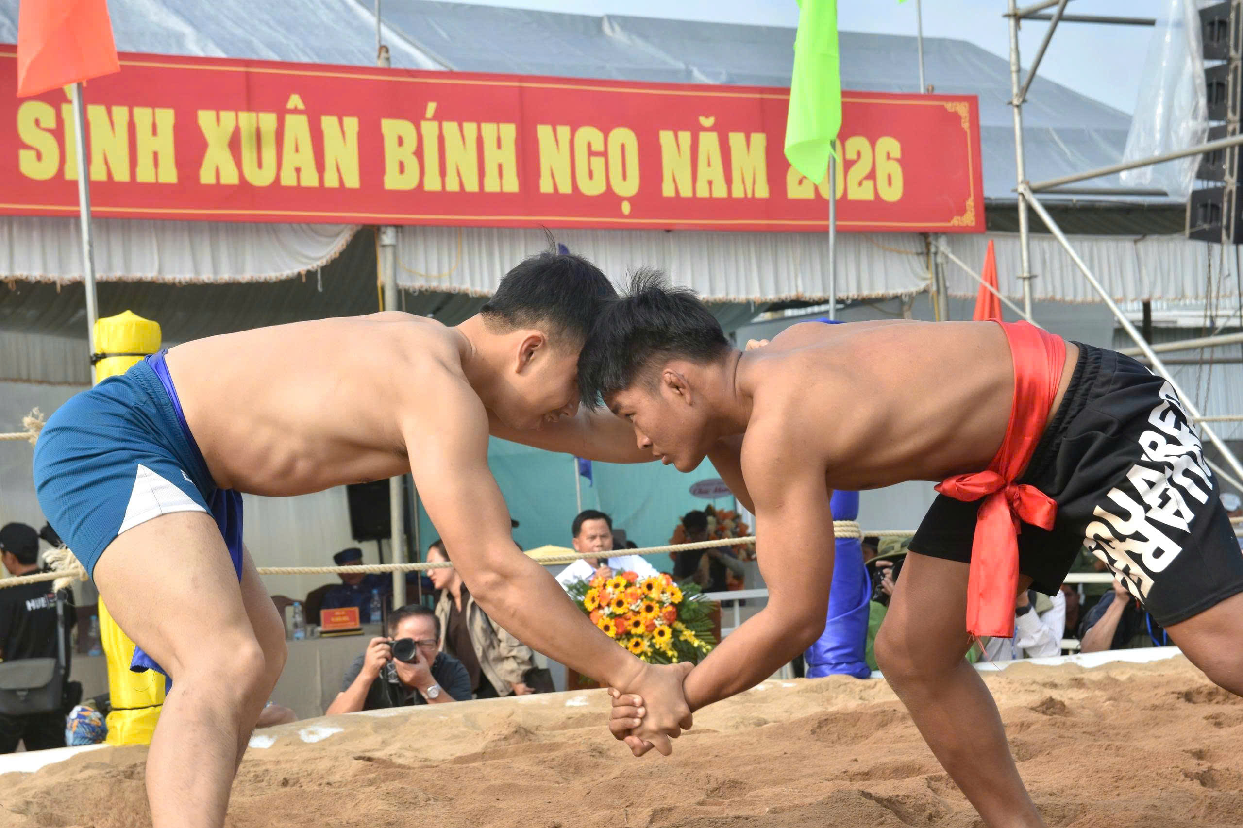 Sau phần nghi lễ và tiếng trống khai hội, các đô vật là thanh, thiếu niên địa phương bắt đầu các phần tranh tài.