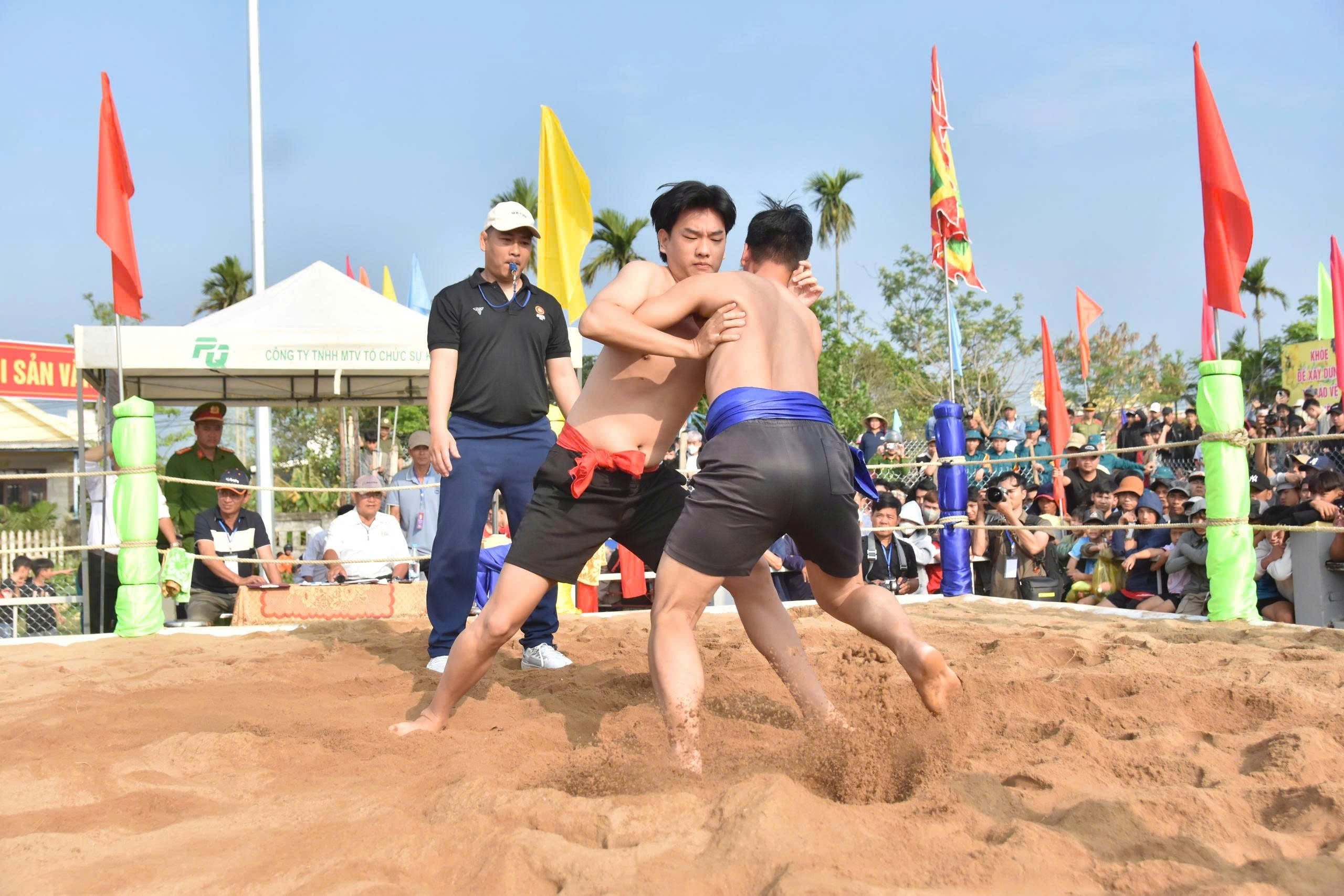 Năm nay, hội vật diễn ra với hai nội dung chính gồm vật thiếu niên và vật thanh niên theo hình thức thi đấu vòng loại. Điều đặc biệt của vật làng Sình là không phân chia hạng cân mà chỉ chia theo độ tuổi gồm thiếu nhi, thiếu niên và người lớn.