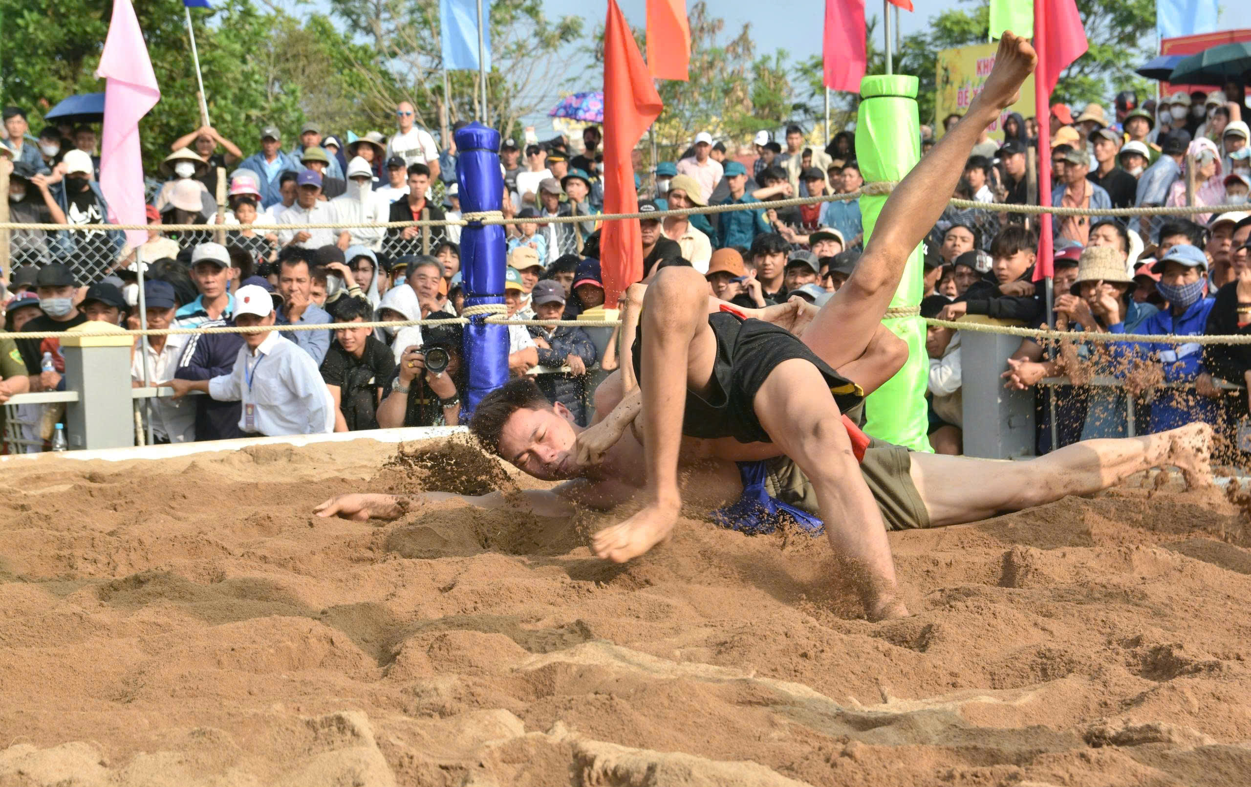 Về luật thi đấu, hội vật cơ bản áp dụng nguyên tắc của vật dân tộc truyền thống. Để vượt qua vòng loại, các đô vật phải giành chiến thắng trước 2 đối thủ bằng những đòn đánh khiến đối phương lấm lưng, trắng bụng, tức lưng chạm đất hoàn toàn. Các đô vật lên sới mình trần, mặc quần cộc, thắt đai xanh hoặc đỏ để phân biệt. Sau vòng loại là bán kết và chung kết nhằm tìm ra người chiến thắng cuối cùng.