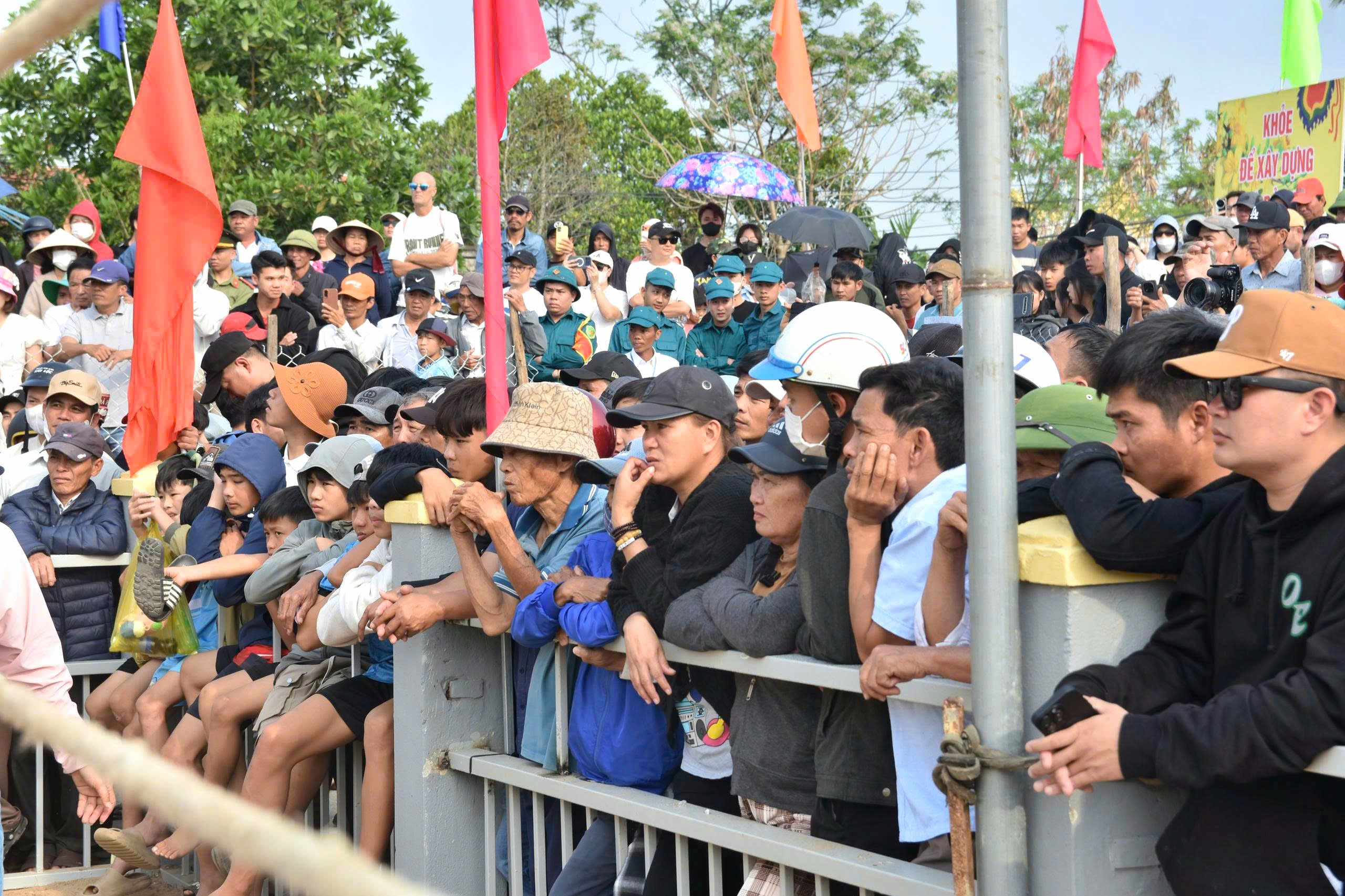 Diễn ra vào những ngày đầu năm mới, vật làng Sình luôn thu hút sự quan tâm của đông đảo người dân địa phương và du khách.