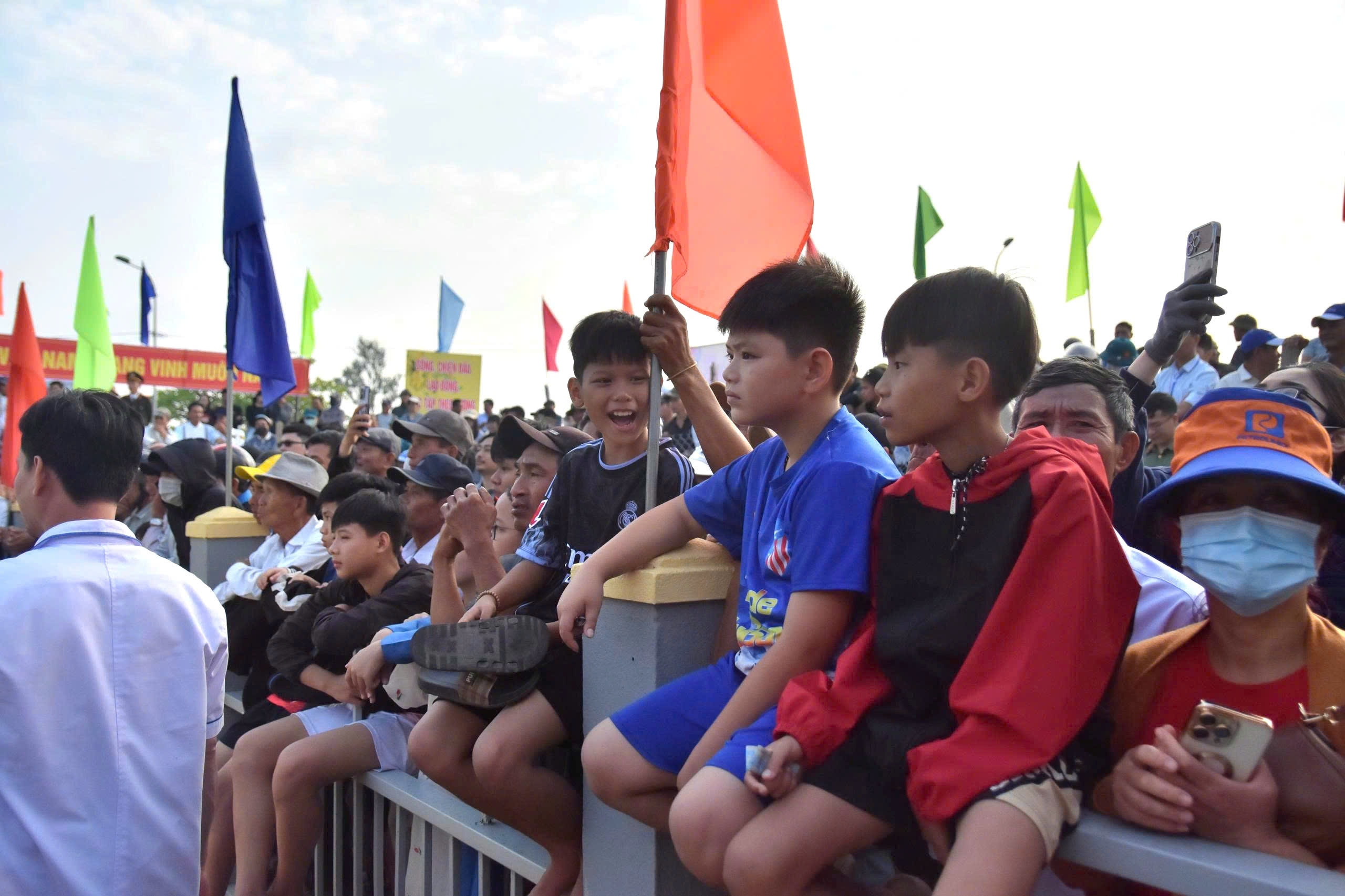 Nhiều em nhỏ trong làng cùng người thân đến để theo dõi những phần tranh tài trên sới vật.