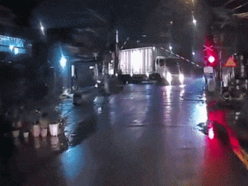 Hà Nội: Camera ghi lại khoảnh khắc tàu hỏa đâm trúng xe container trên Quốc lộ 1A