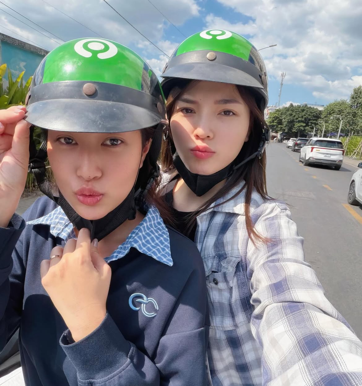 Đêm giao thừa, hai hoa hậu diện đồ ngủ đôi với phong cách trẻ trung, thoải mái.