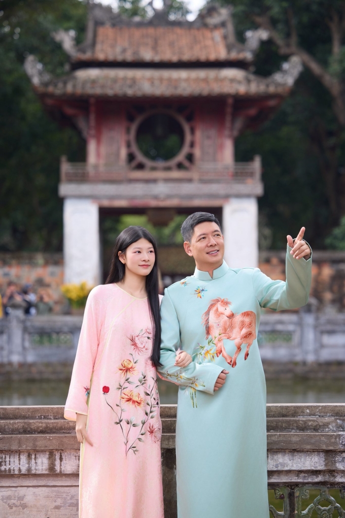 MC, diễn viên Bình Minh khoe con gái lớn An Nhiên trong bộ ảnh du xuân tại Văn Miếu - Quốc Tử Giám (Hà Nội) mới đây. An Nhiên năm nay 17 tuổi, hiện học phổ thông ở một trường quốc tế tại TP HCM.