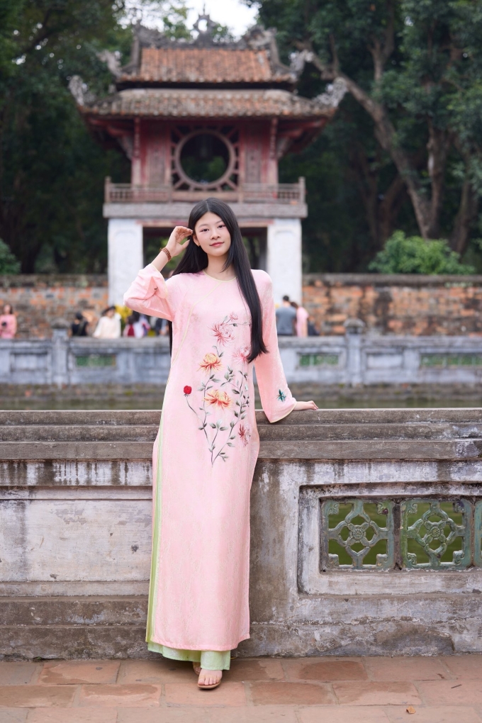 Bình Minh cho biết con gái không bị thu hút bởi hào quang của sự nổi tiếng, hiện chăm chỉ học hành để nuôi ước mơ trở thành kiến trúc sư.