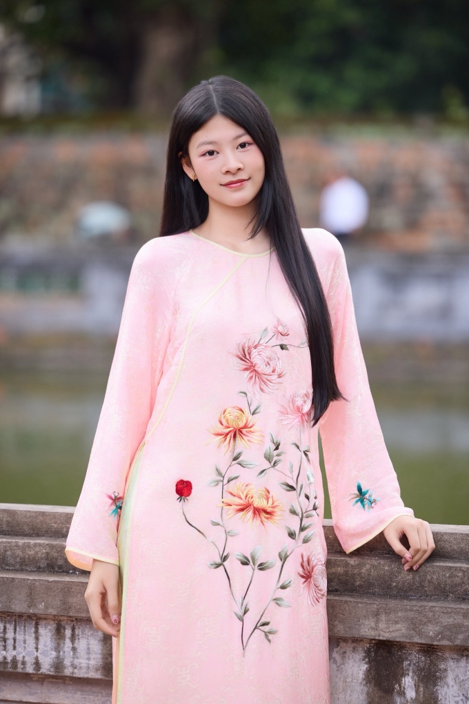 Ở tuổi đôi mươi, An Nhiên yêu thích phong cách dịu dàng, nữ tính với mái tóc dài tự nhiên cùng kiểu trang điểm tối giản, gần như chỉ đánh son mỗi lần ra đường.