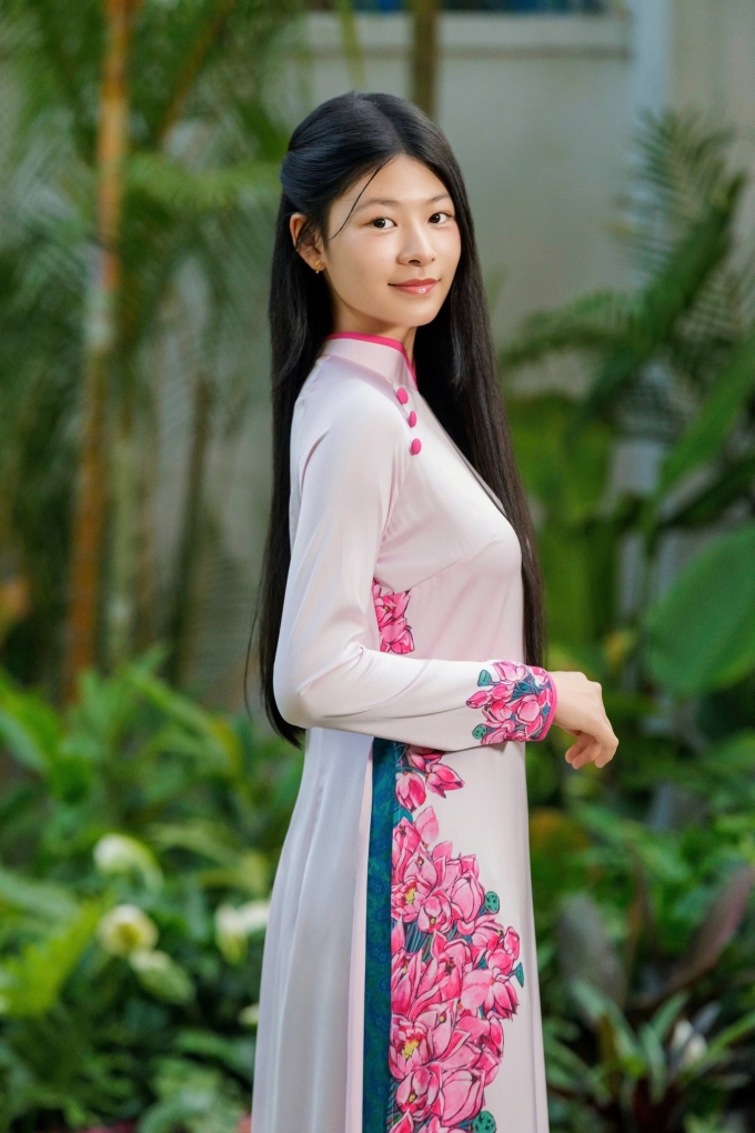 Doanh nhân Anh Thơ, bà xã Bình Minh cho biết chiều cao của con thừa hưởng từ gen bố kết hợp chăm luyện tập các môn thể thao như bơi, cầu lông từ nhỏ.