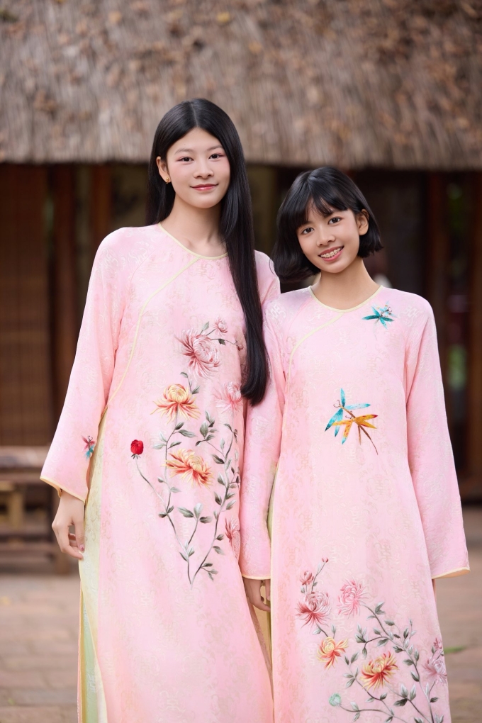 Hai chị em An Nhiên - An Như từ nhỏ đã được bố mẹ cho xuất hiện tại sự kiện giải trí, các buổi chụp ảnh nên đều dạn dĩ trước ống kính.