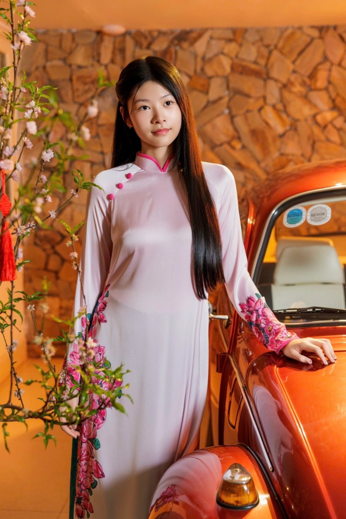 Theo Anh Thơ, con gái thích nuôi tóc dài và từng hiến tặng 30 cm tóc cho bệnh nhân ung thư. Vợ chồng cô tự hào vì con gái ngoan ngoãn, có thành tích học tập tốt và có lòng hướng đến cộng đồng.