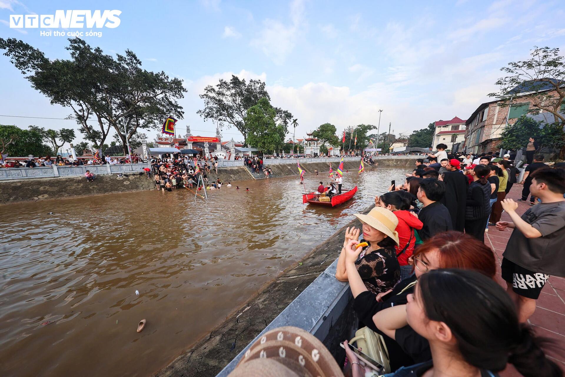 Sau phần lễ, khu vực bến nước trước đình làng nhanh chóng thu hút sự quan tâm của đông đảo người dân và du khách.