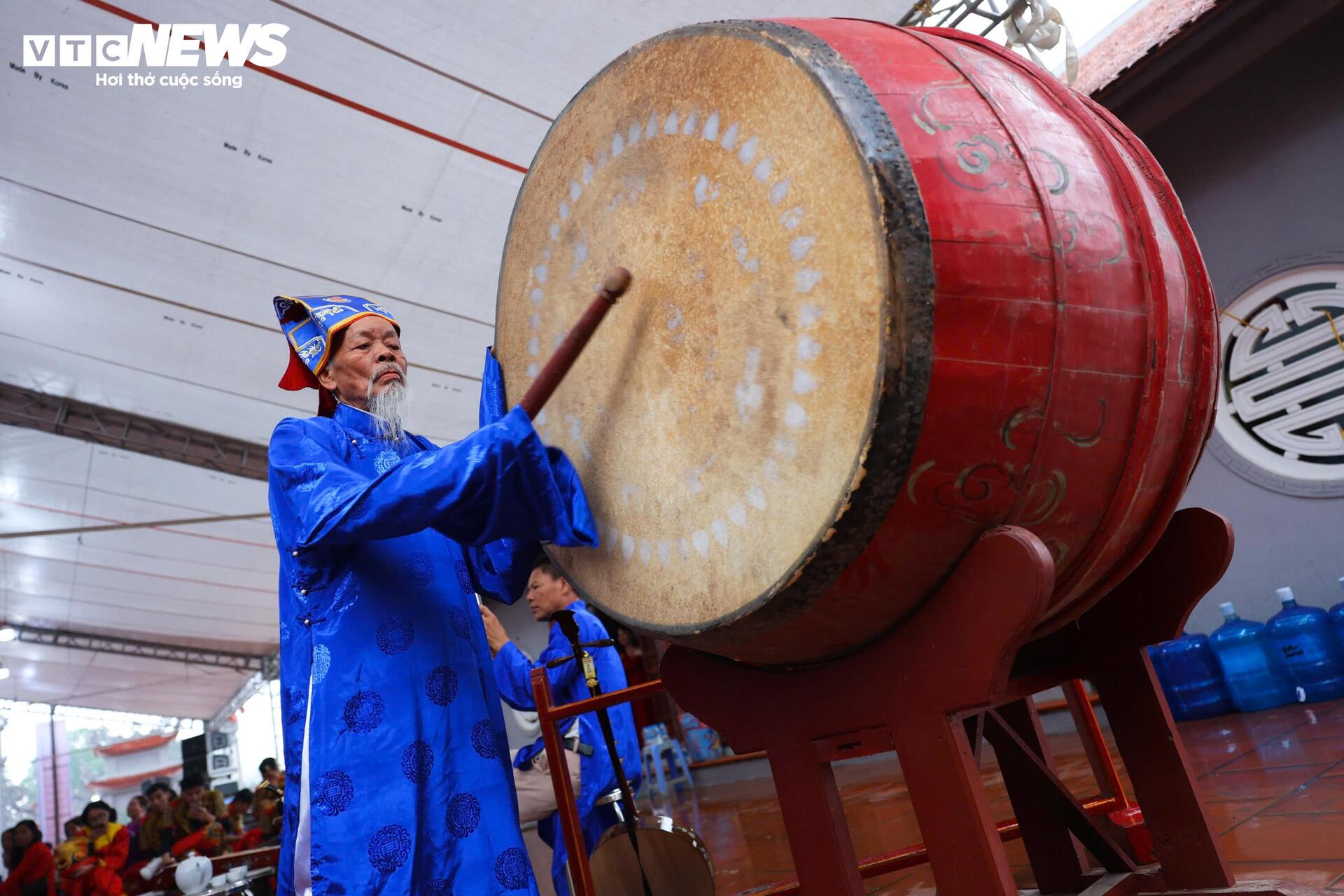 Lễ hội mở đầu bằng phần lễ được tổ chức tại đình làng. Người dân tập trung đông đủ, thành kính cầu mong một năm mới bình an, thuận lợi trong làm ăn, sản xuất.