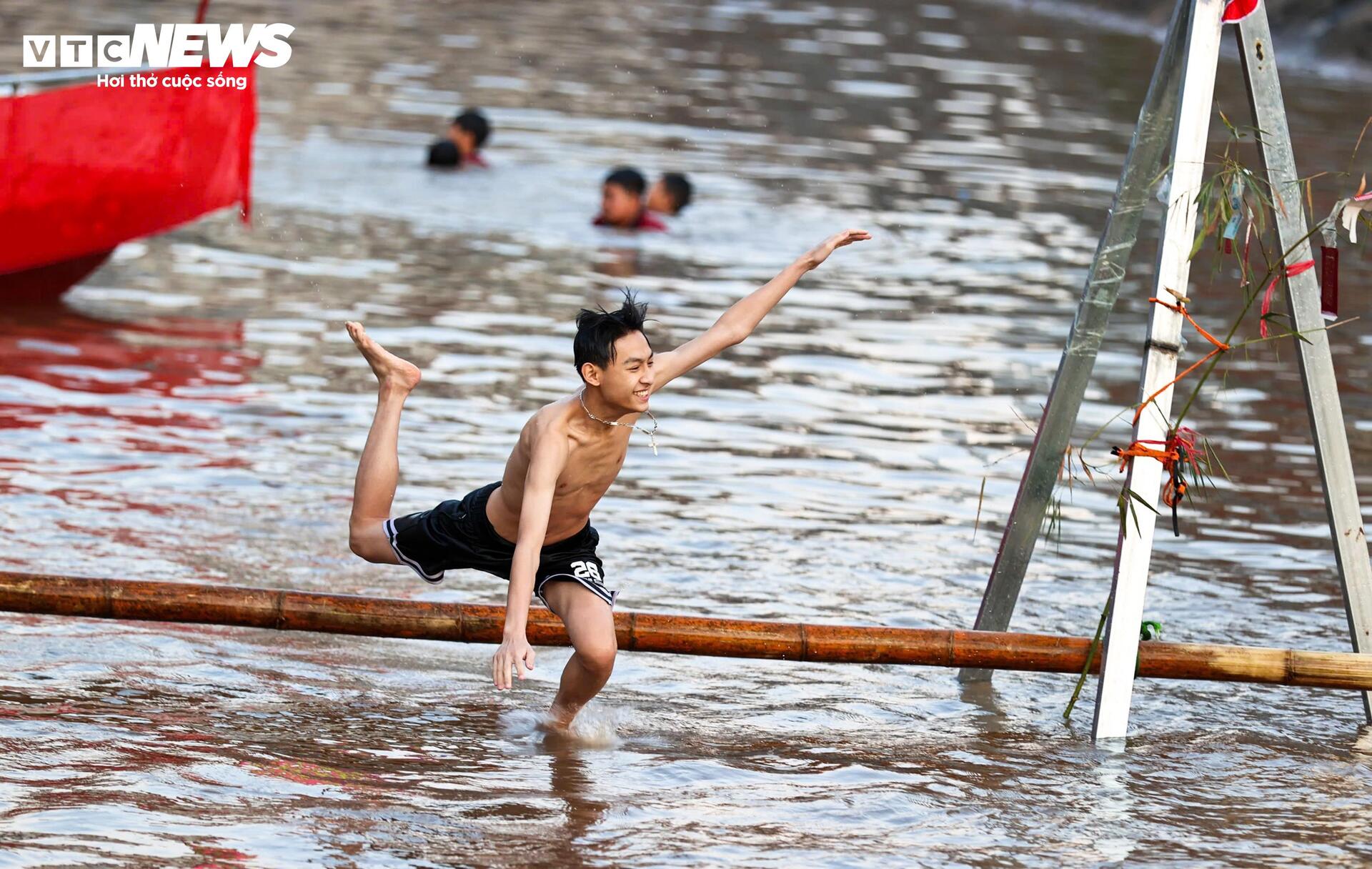 Do thân tre trơn, nhiều người chơi chỉ đi được vài bước đã mất thăng bằng, rơi xuống nước trong sự cổ vũ của đám đông.
