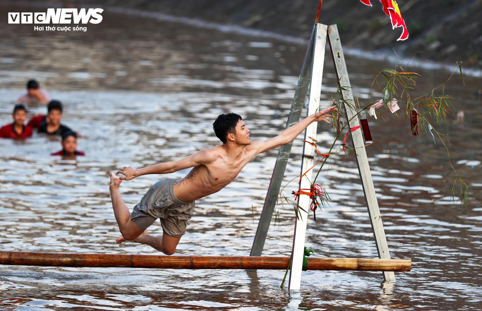 Trên thân tre được bôi trơn, phía cuối treo các phong bao tượng trưng cho “lộc xuân”.