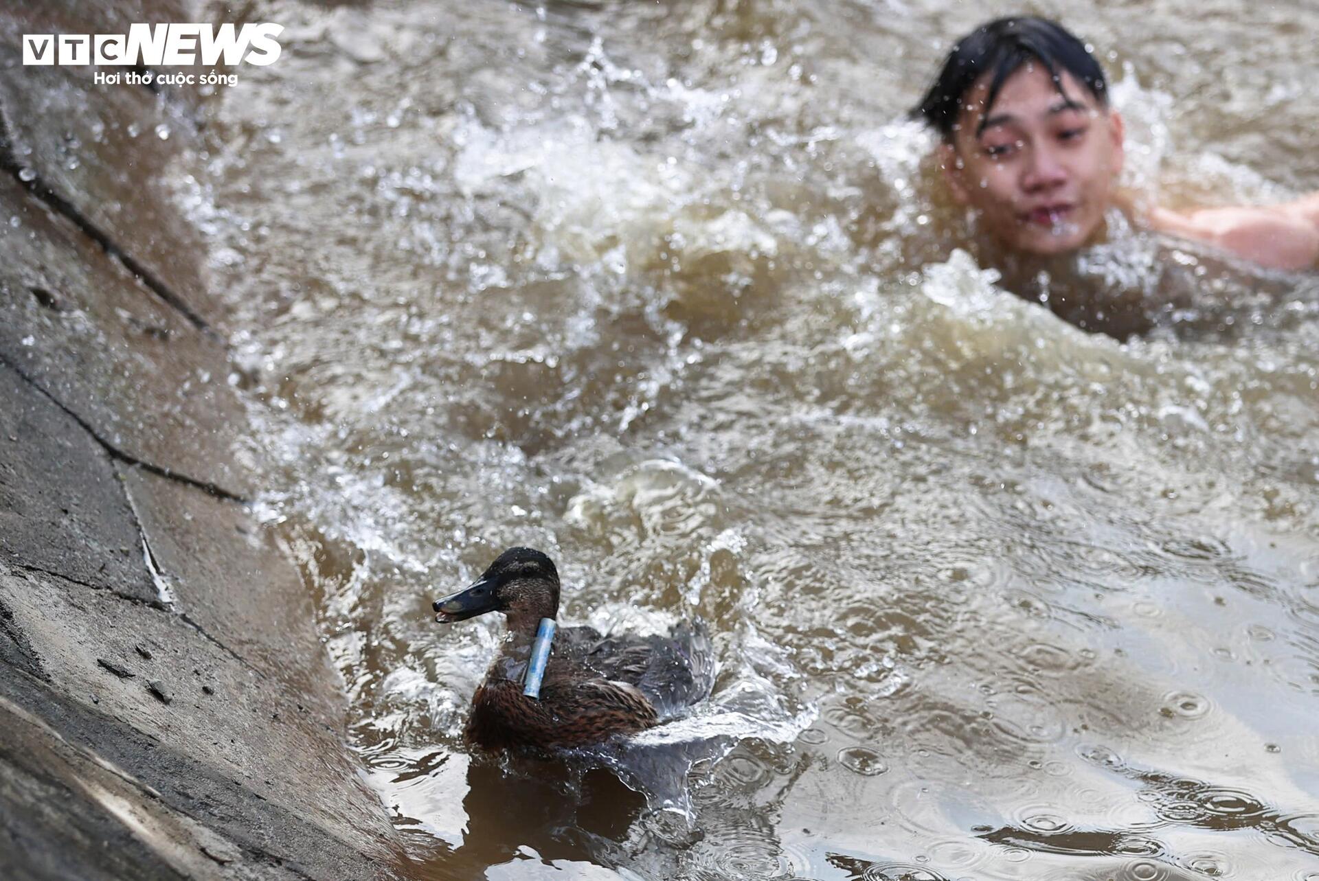 Trai gái làng gốm ở Hà Nội ngụp lặn săn amp;#34;lộc vịtamp;#34; đầu xuân - 13