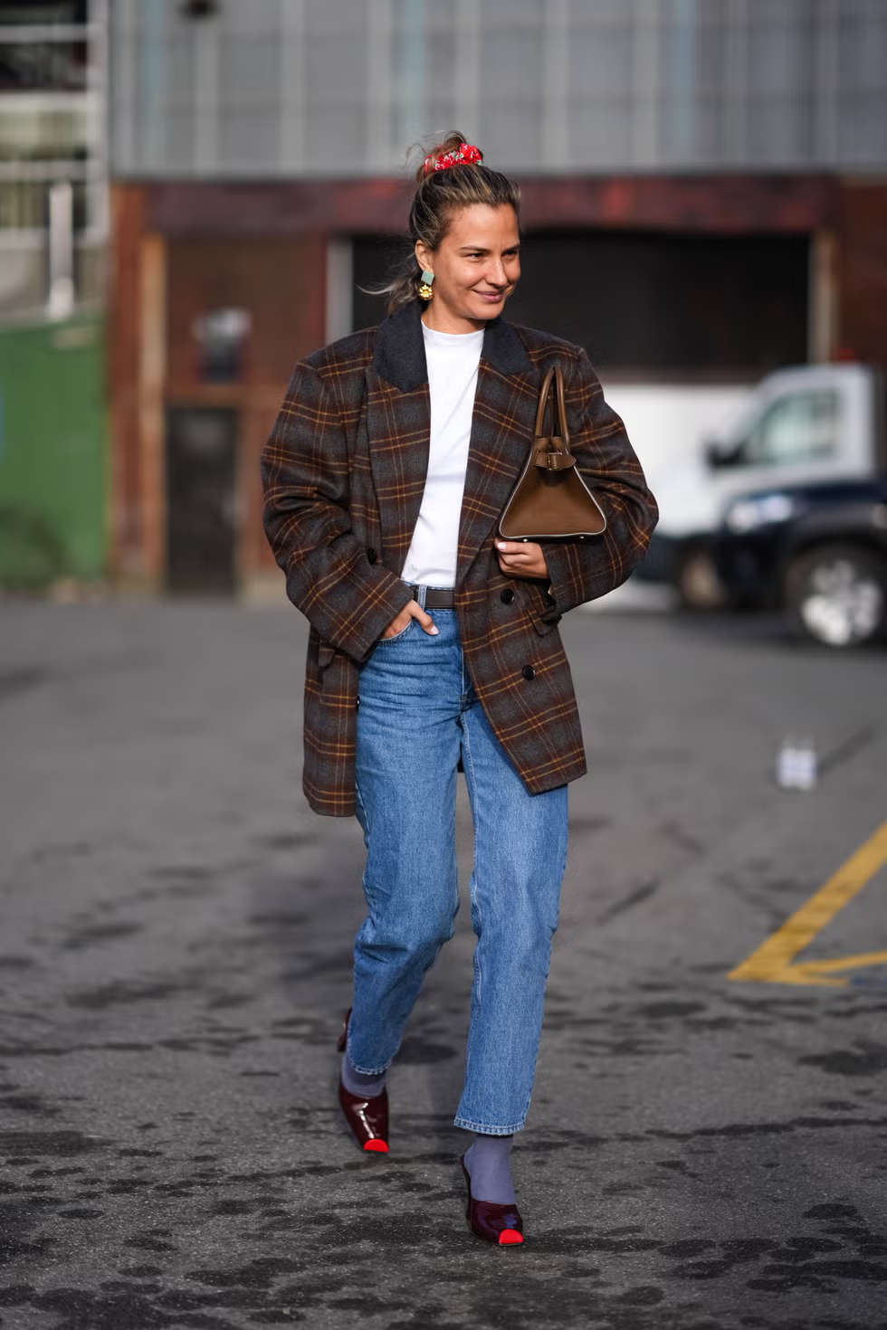 Một chiếc áo khoác kẻ caro đứng phom, áo phông và một chiếc quần jeans sẽ mang đến cho bạn một bản phối phong cách preppy hoàn toàn mới. Cảm hứng học đường luôn on-trend, vì vậy hãy tận dụng những chiếc áo khoác kẻ caro, giày vinyl, vớ/tất cao và băng đô để nắm bắt xu hướng hack tuổi này.