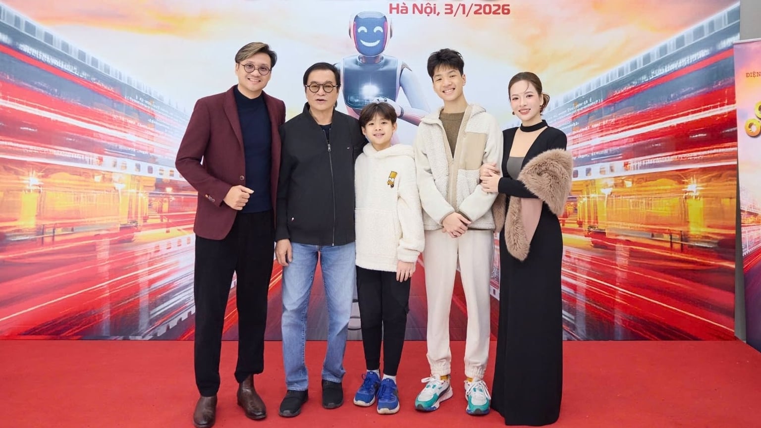 NSND Khải Hưng (áo đen) và gia đình đạo diễn Khải Anh. Ảnh: FBNV