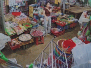 Tin tức - CLIP: Nữ chủ tiệm tạp hóa ngất xỉu sau khi tiếp xúc 2 người lạ
