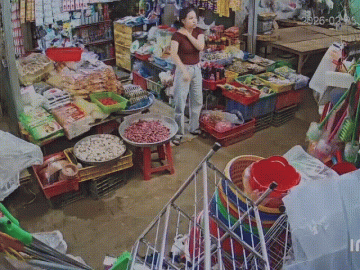 CLIP: Nữ chủ tiệm tạp hóa ngất xỉu sau khi tiếp xúc 2 người lạ