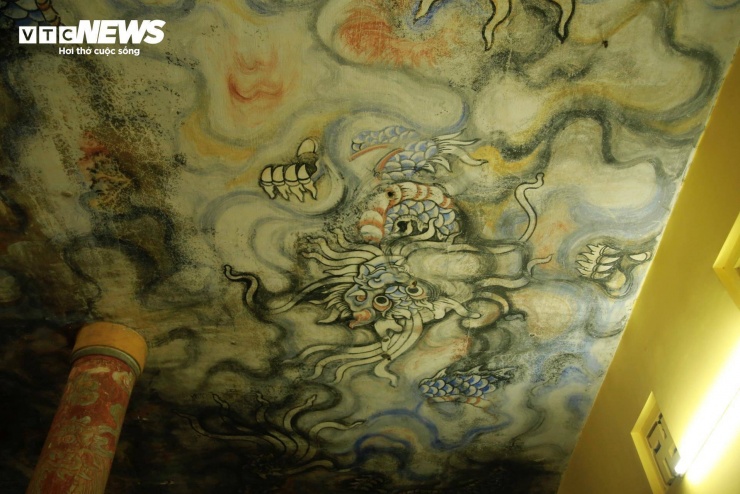 Đặc biệt, trên trần điện có bức tranh “Long vân khế hội” rất lớn, dài chừng hơn 11m, rộng khoảng 10m, vẽ 5 con rồng uốn lượn ẩn hiện trong các tầng mây. Tương truyền bức tranh do chính nghệ nhân cung đình Phan Văn Tánh, người vẽ bức họa nổi tiếng “Cửu long ẩn vân” trên trần cung Thiên Định ở Lăng Khải Định thể hiện.