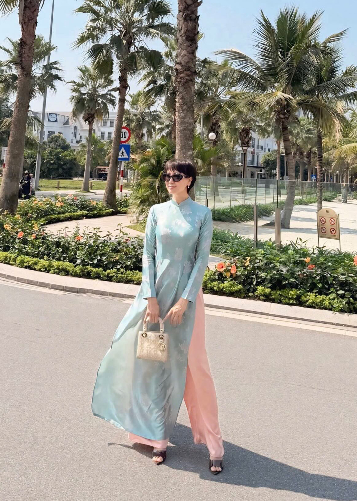 Diện thiết kế áo dài chiết eo phối tông pastel, Mai Đoàn được khen ngợi sắc vóc tuổi 49. Loạt ảnh thu hút hàng nghìn lượt thích, được chia sẻ liên tục trên mạng xã hội.