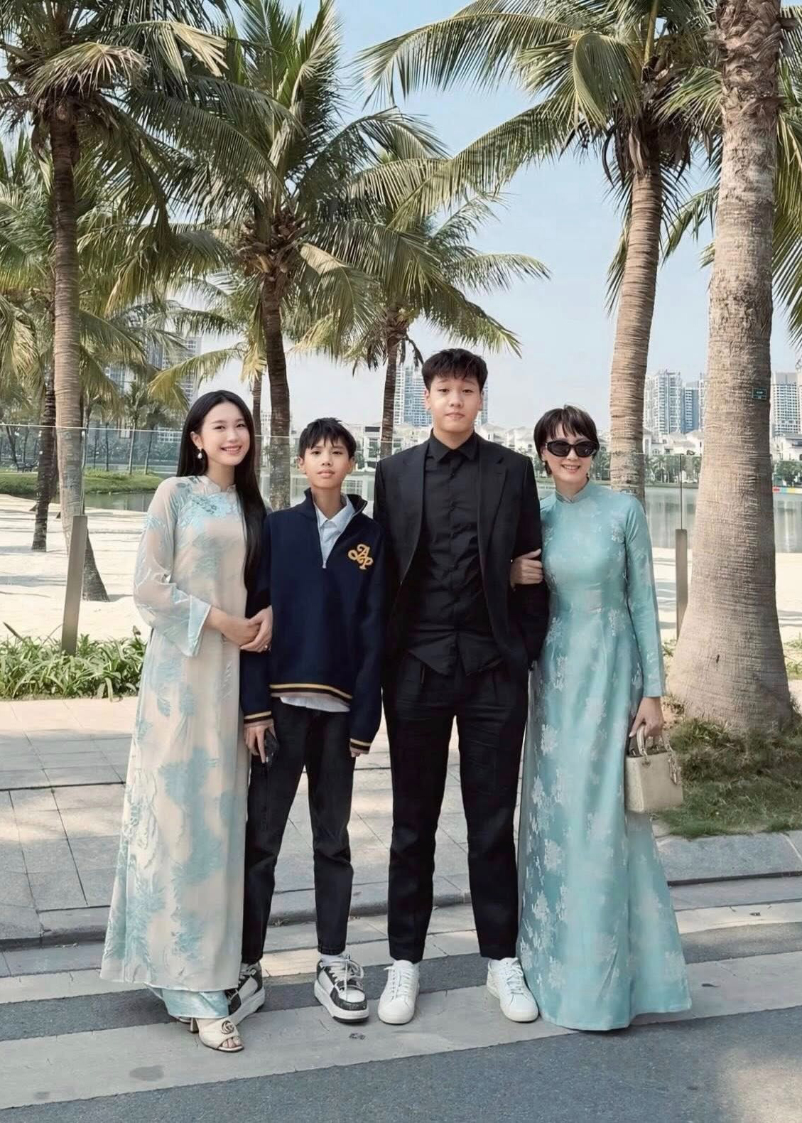 Dịp năm mới, gia đình Doãn Hải My rủ nhau du xuân. Bà xã Đoàn Văn Hậu và mẹ đẻ - bà Mai Đoàn - cùng chọn áo dài sắc xanh thiên thanh, tạo phong cách sang trọng, trẻ trung.